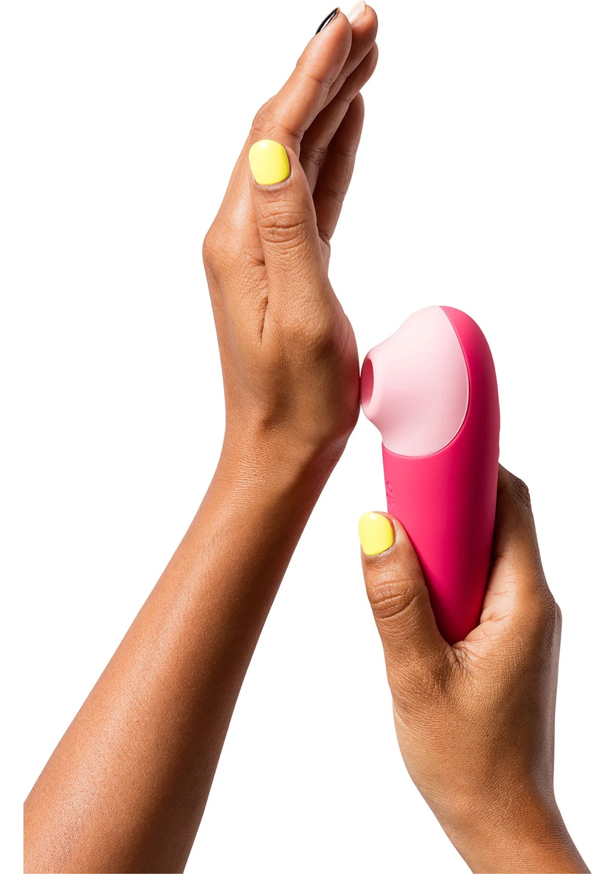 Roze bullet vibrator in handen vastgehouden, ergonomische vorm