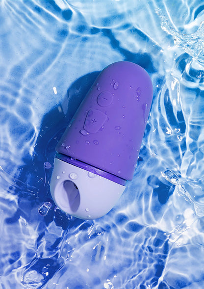 Paarse Romp Free lucht-druk vibrator in water met bedieningsknoppen zichtbaar