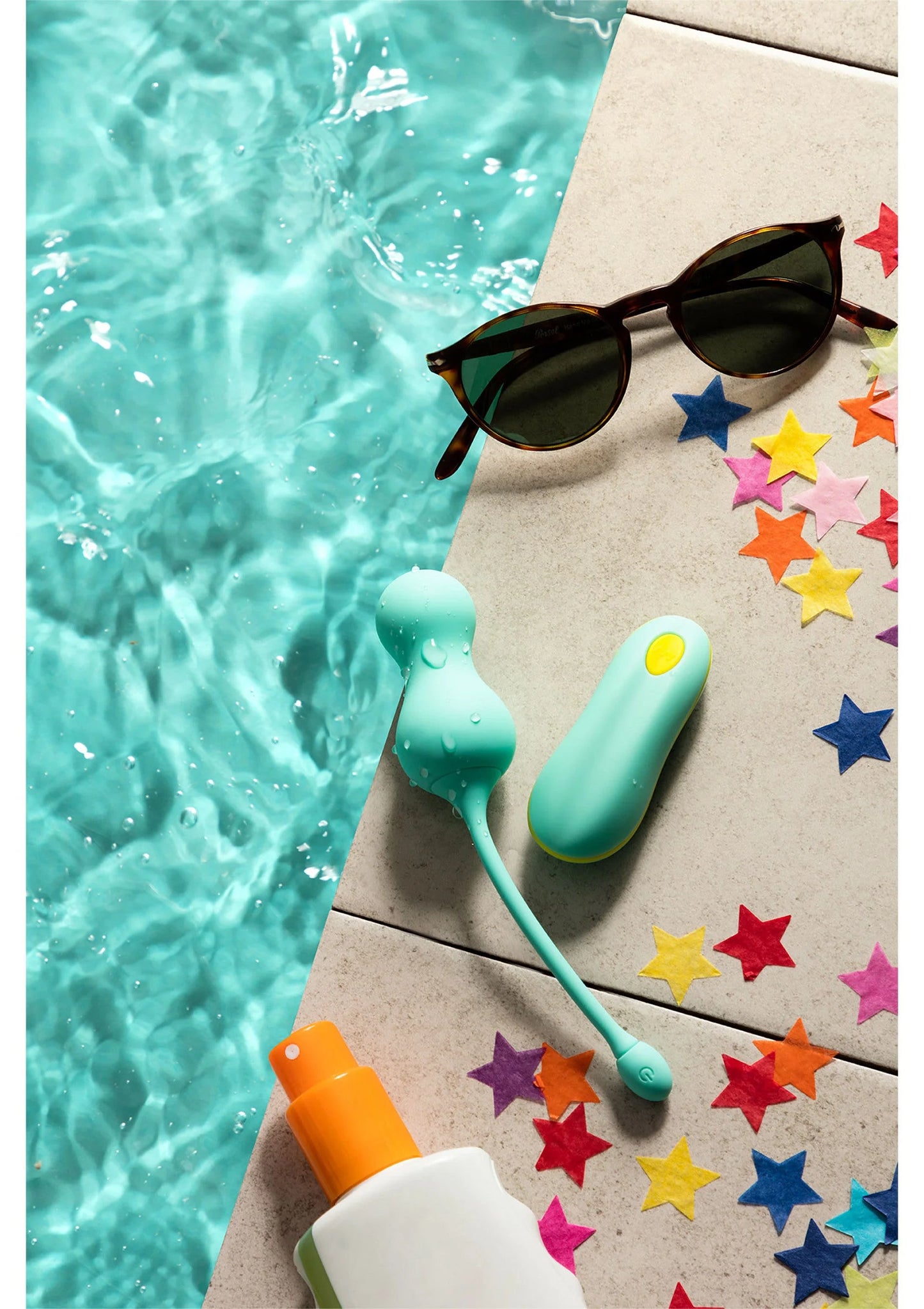 Turquoise g-spot vibrator met ronde kop en gebogen steel, liggend op terras bij zwembad
