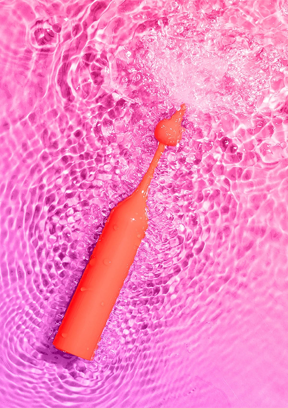 Rode Romp pop-tip vibrator in water, glad afgerond uiteinde