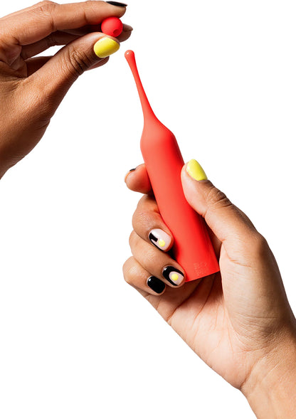 Rode Romp-vibrator met ronde kop, vastgehouden door twee handen
