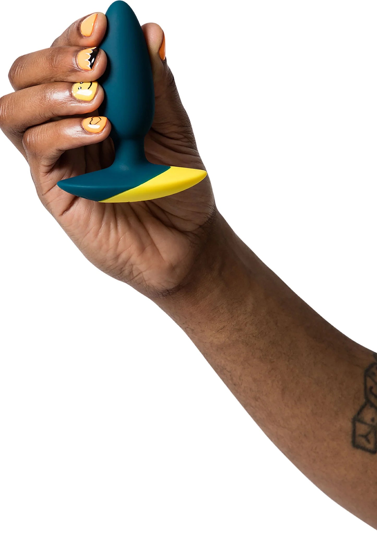 Vibrerende anale plug donkerblauw met gele punt, vastgehouden in de hand