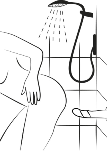 Kleine, donkere dildo onder een douchekop met waterstralen en handen.
