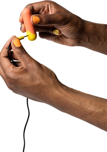 Romp Riot mini vibratortje vastgehouden: oranje kap en gele greep met kabel