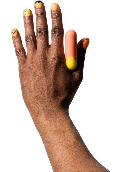 Romp Riot mini vibratortje op vingers, oranje en gele kleurcombinatie