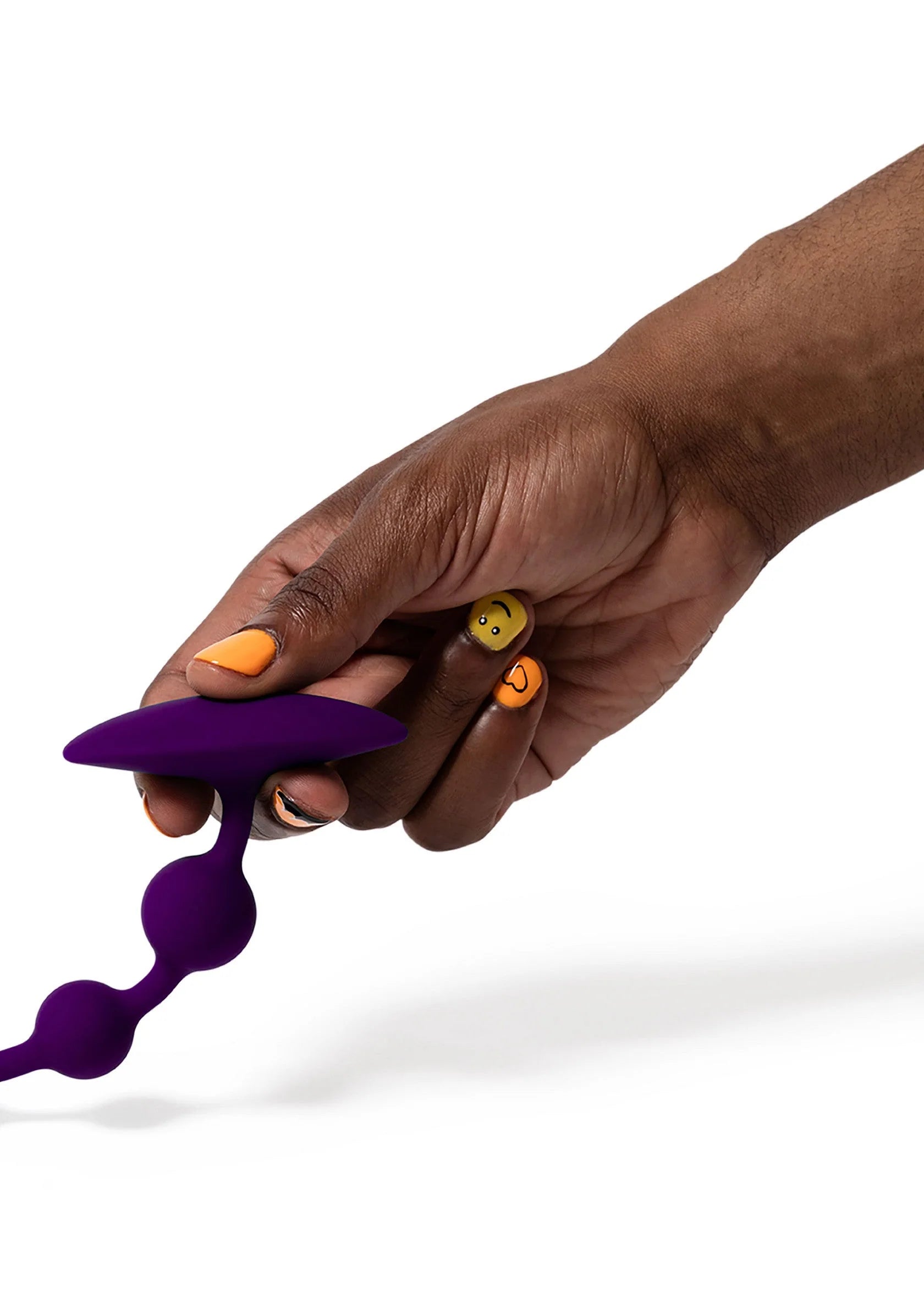 Hand die paarse Romp anale buttplug met ronde bollen vasthoudt