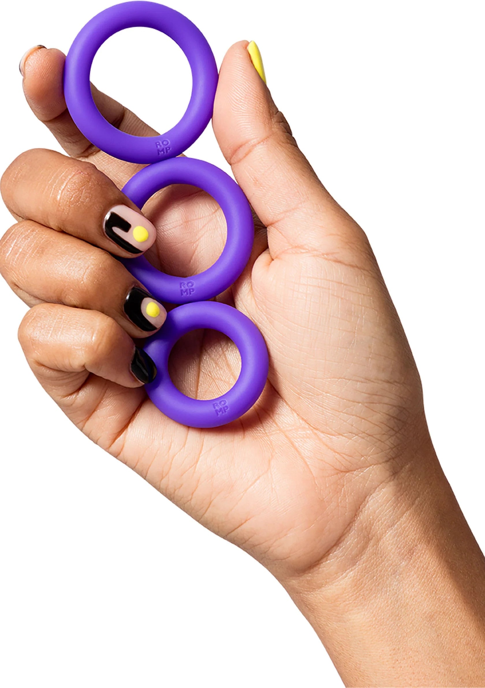 Drie paarse cockrings in hand, elastische siliconen ringen in stapel