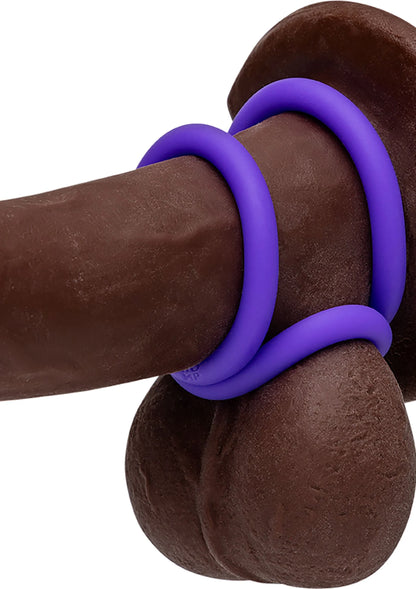 Cockring om een dij: twee paarse siliconen ringen over de basis geplaatst