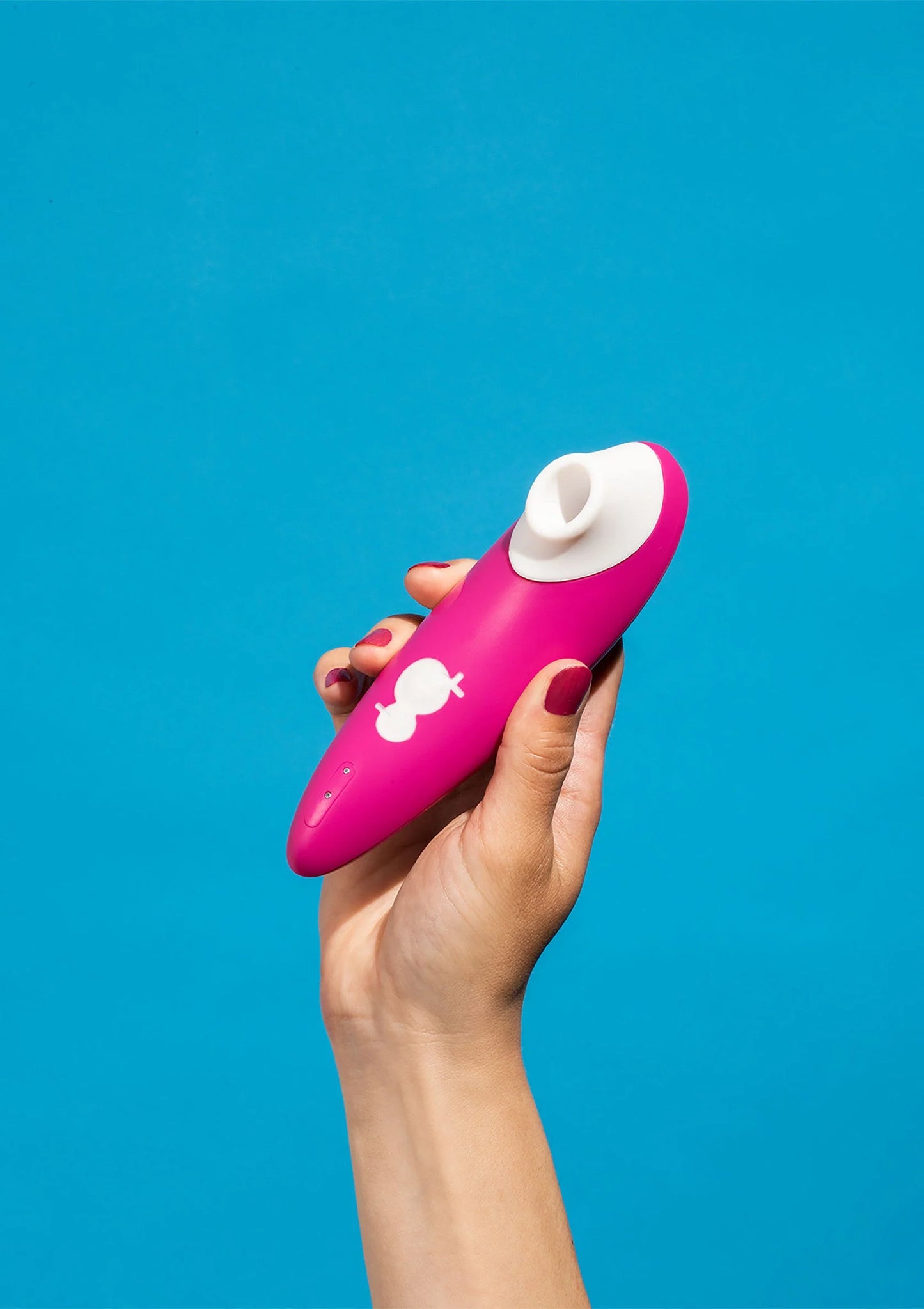 Roze vibrator vastgehouden, wit opzetstuk bovenop