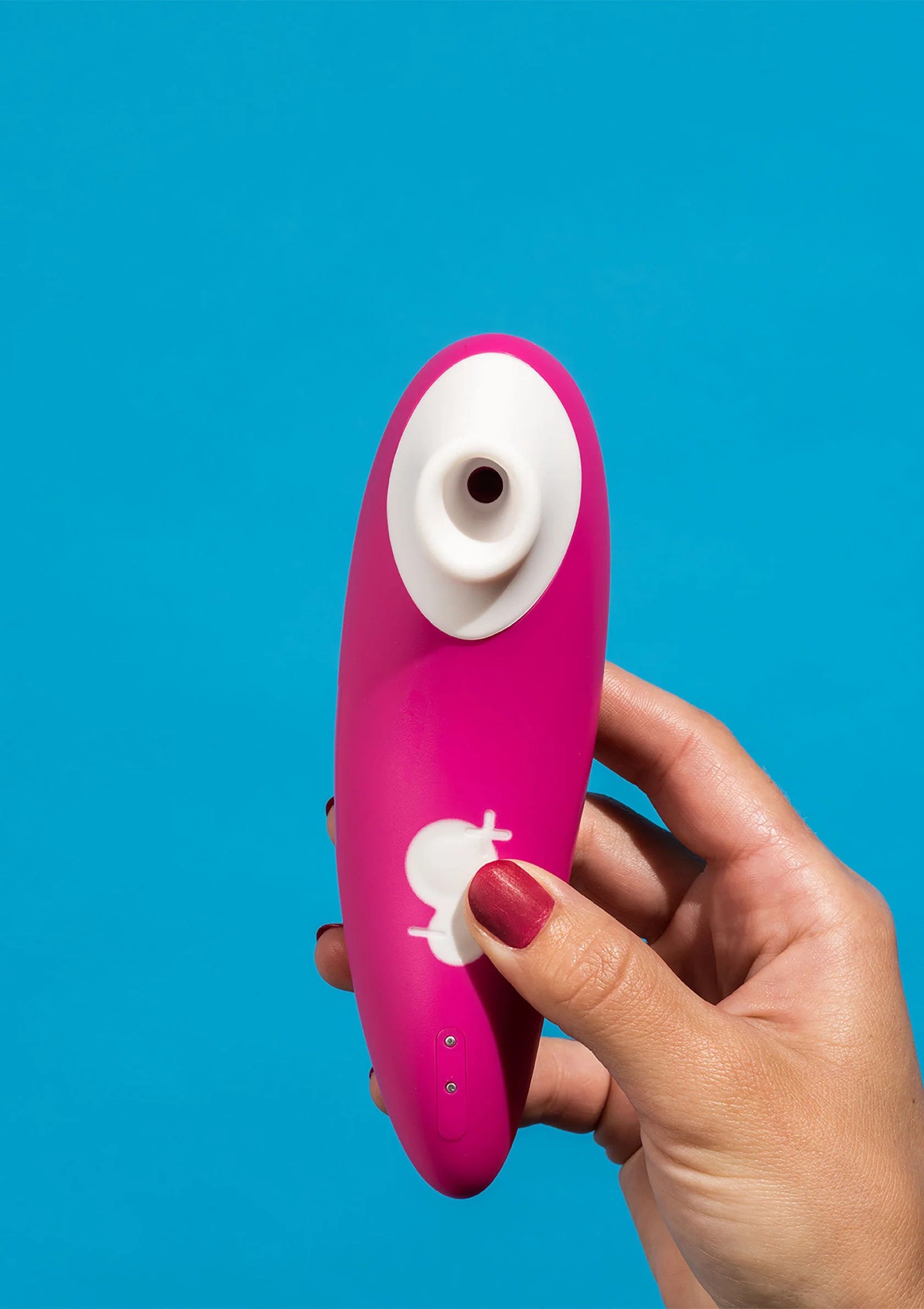 Roze vibrator met wit opzetstuk, hand op voorkant
