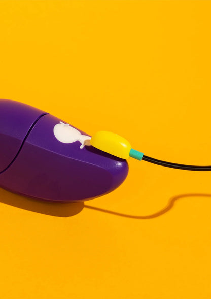 Detail van lucht-druk vibrator: gele kabel in aansluiting op paars-witte behuizing.