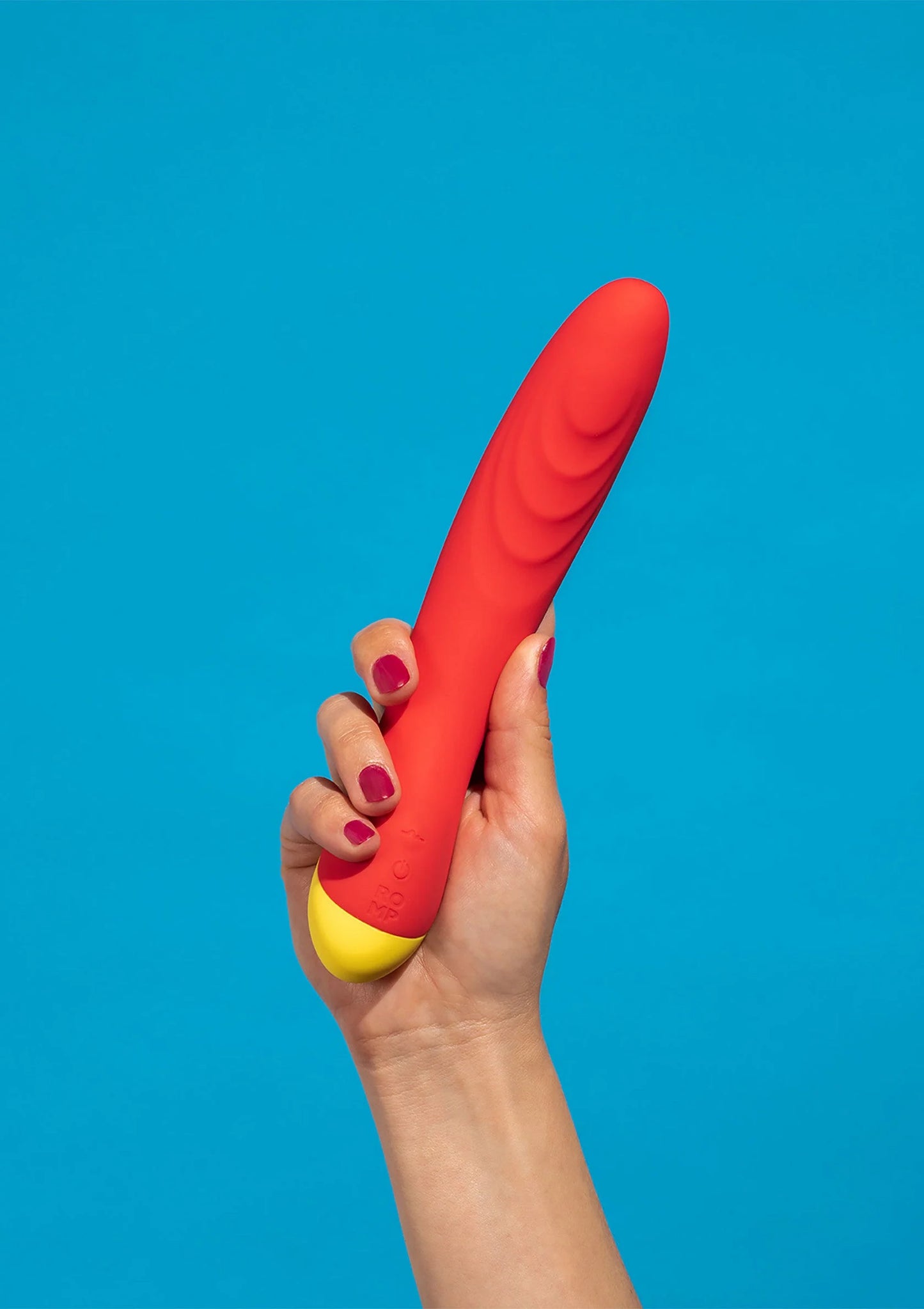 Romp Hype-vibrator, rode handheld vibrator met gele punt, vastgehouden in hand