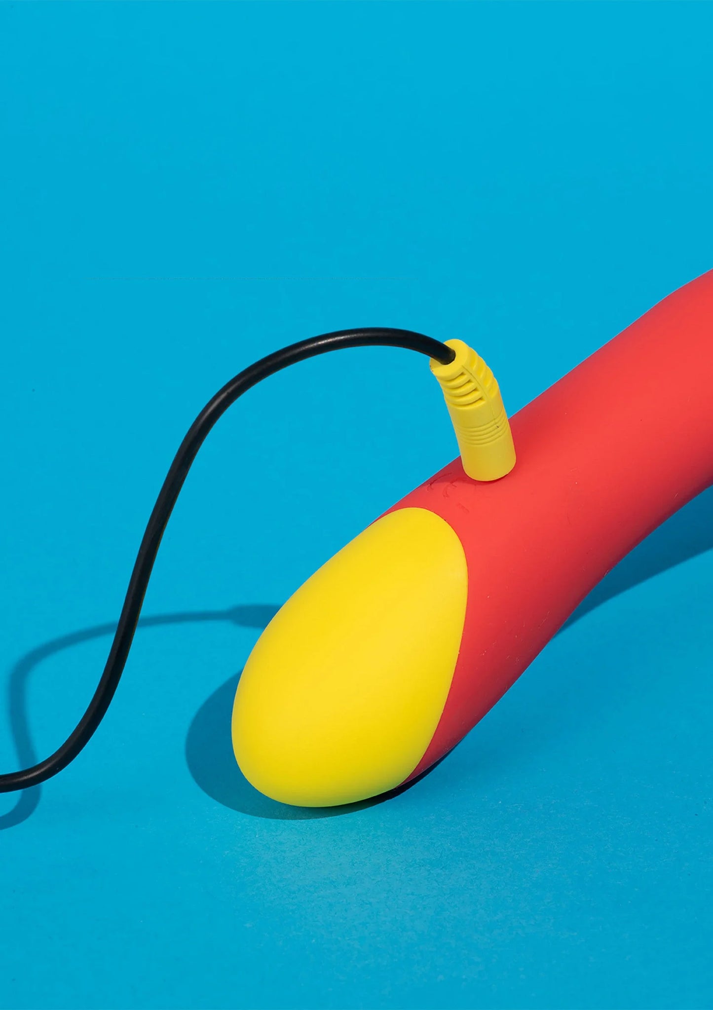 Romp Hype-vibrator met snoer en gele laadconnector, rode en gele ovale basis