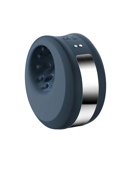 Donkerblauwe ronde masturbator met zilverkleurige metalen binnenring.