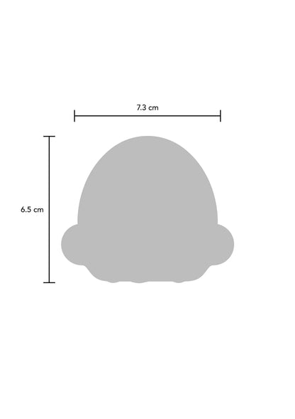 Afmetingsschets van grijze clitorisstimulator: 7,3 cm breed en 6,5 cm hoog