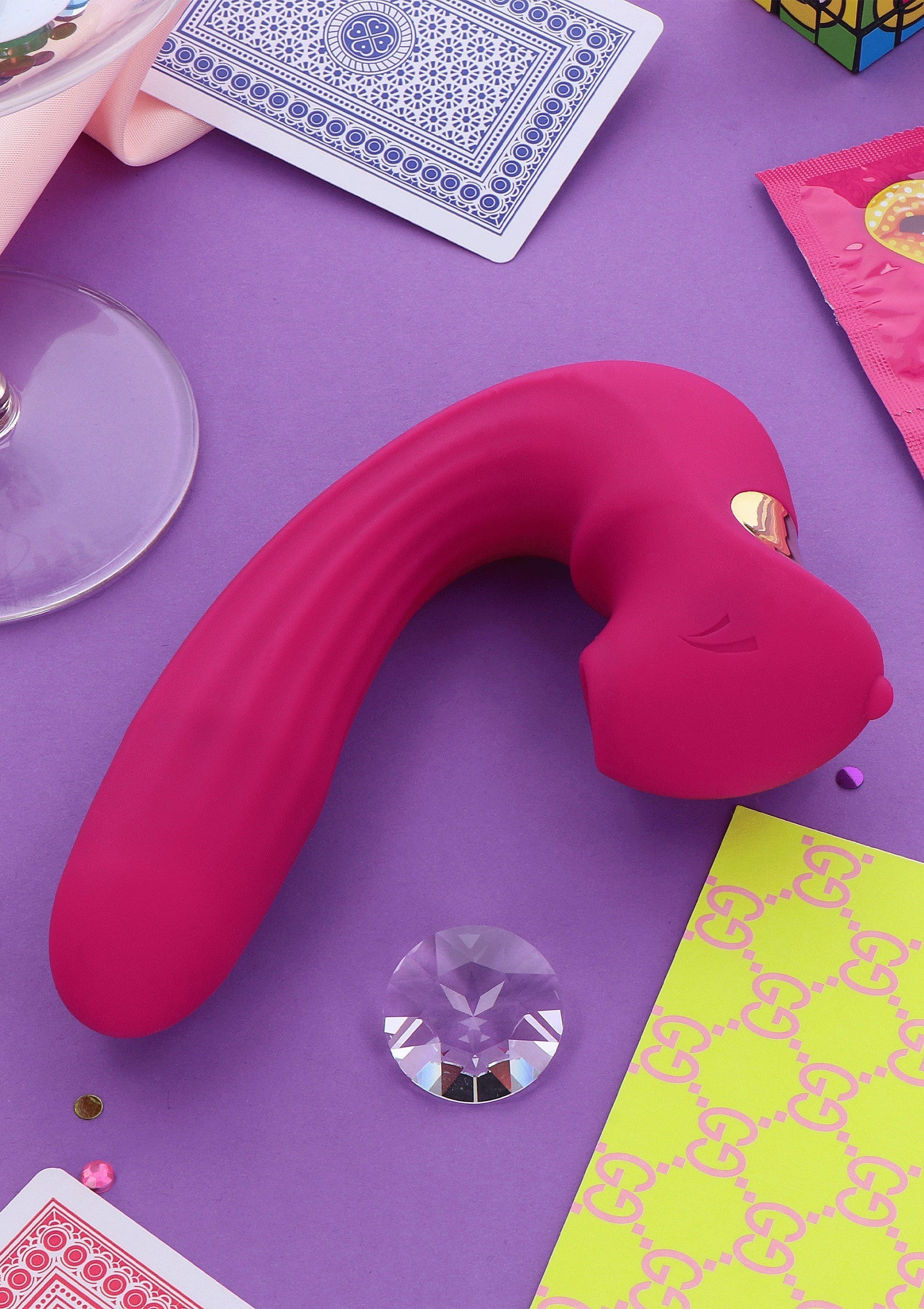 Roze U-vibrator met gebogen vorm en gouden inzet, schuin bovenaanzicht.