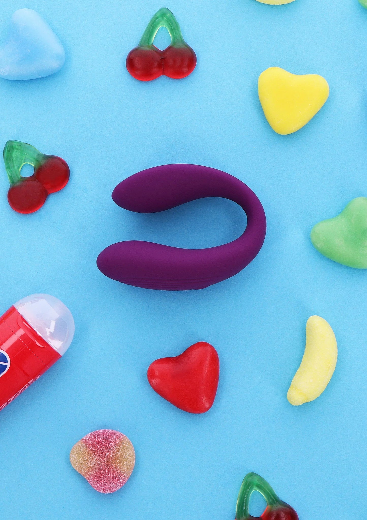 Paars paar vibrator op een blauwe achtergrond