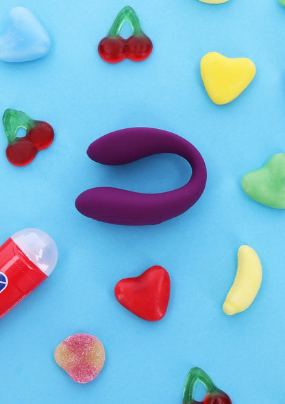Paars paar vibrator op een blauwe achtergrond