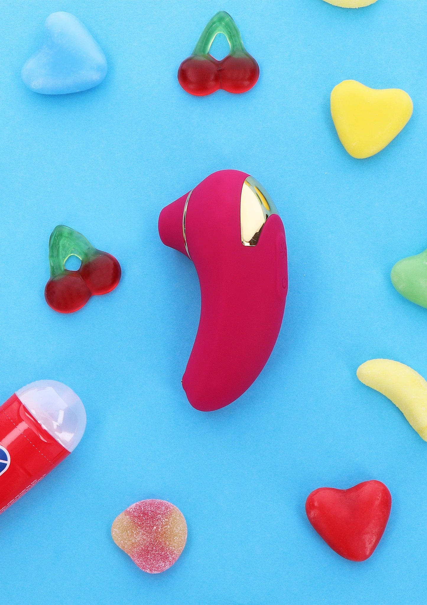 Roze handheld clitorisstimulator met gouden ring, onderaan enkele knoppen zichtbaar