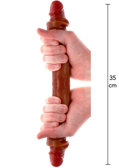 Bruin siliconen seksspeeltje met kraag-achtig uiteinde, 35 cm, in hand vastgehouden.