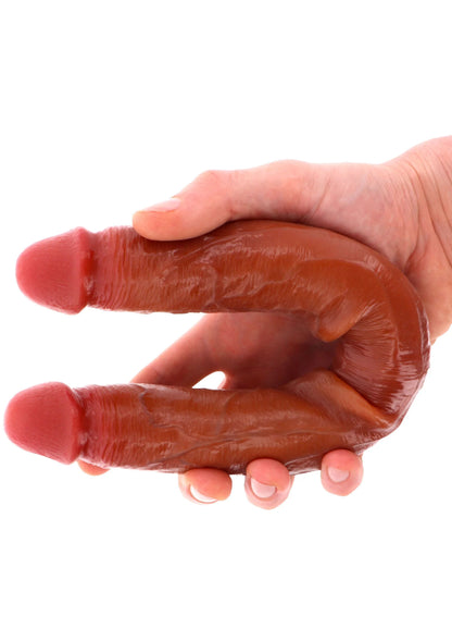 Donkerrode siliconen double dong vastgepakt in handen, met twee afgeronde uiteinden.