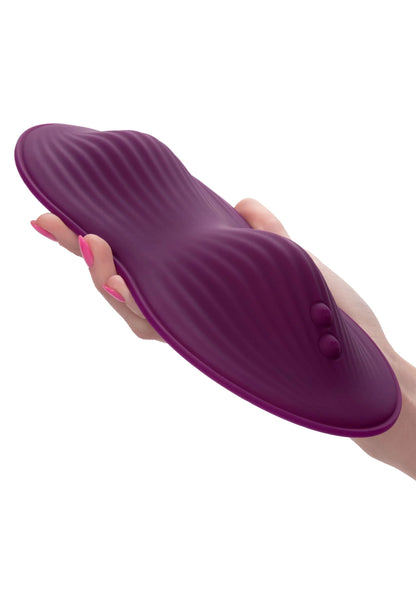 Paars vibrator met ribbelstructuur in hand, afgeronde rand met twee knoppen