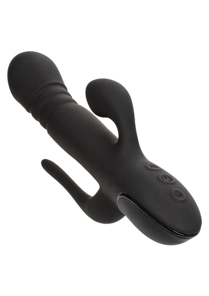 Zwarte dubbele vibrator in zijaanzicht met twee openingen en knop op de behuizing.