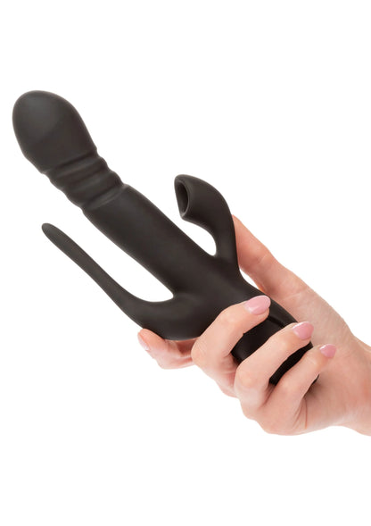 Zwarte dubbele vibrator in hand, met twee uitsteeksels en afgeronde top.