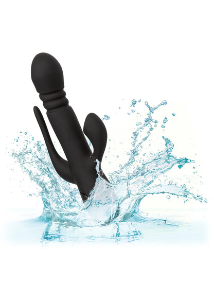 Zwarte dubbele vibrator met waterspatten rondom de behuizing.