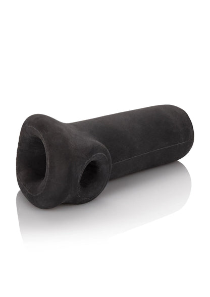 Zwarte penissleeve met brede schacht en ronde opening aan de basiszijde
