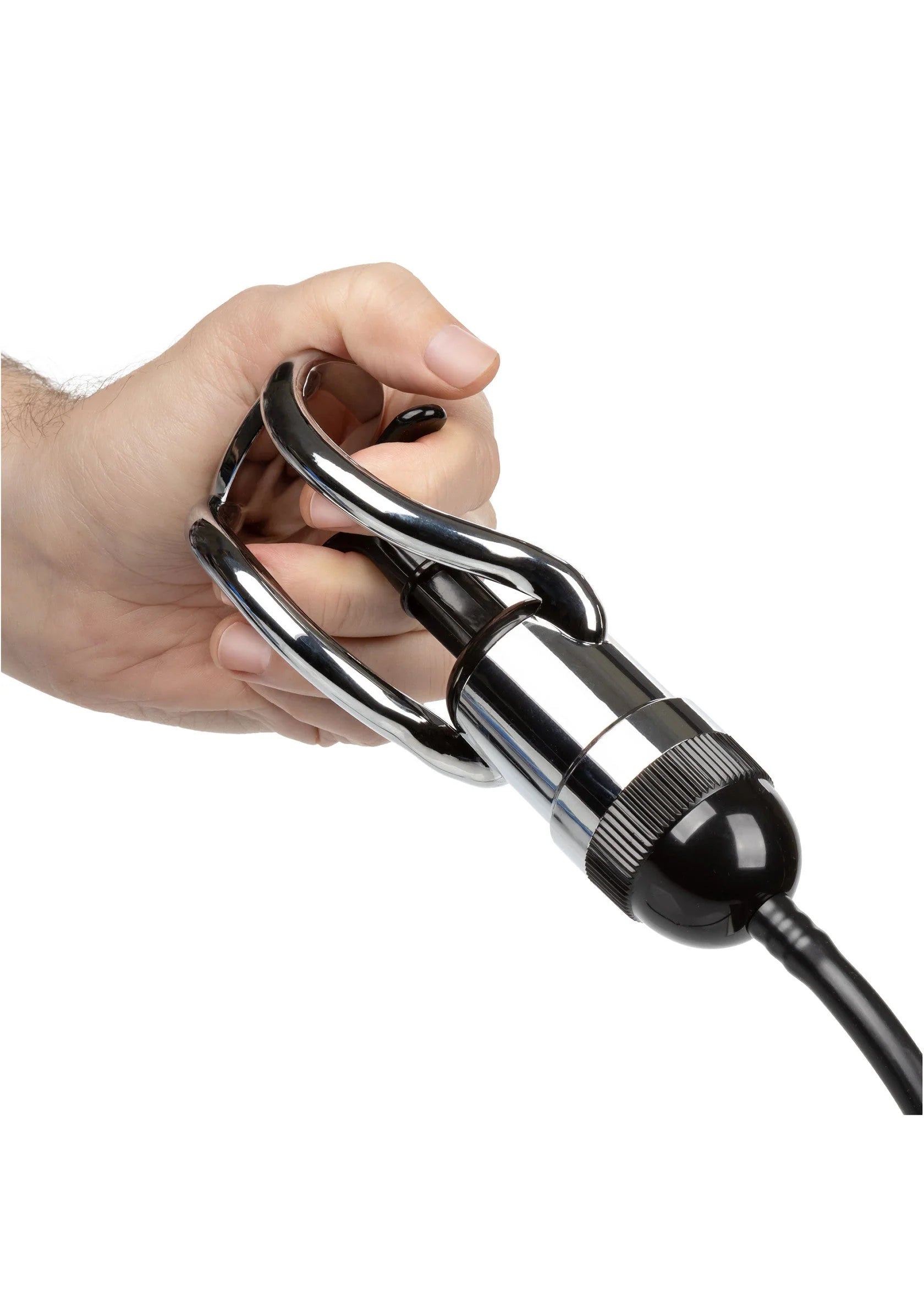 Hand die de chromen pomp vasthoudt, met zwarte grip en aangesloten slang