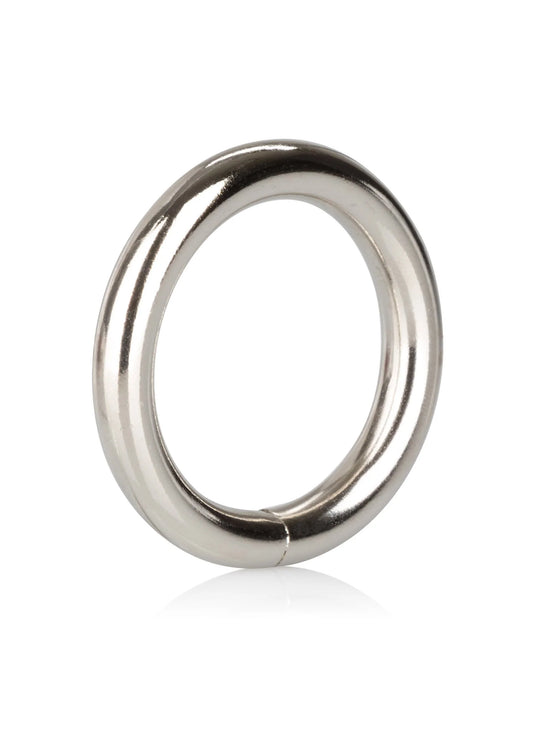 Kleine zilverkleurige metalen ring met gladde glanzende buitenkant