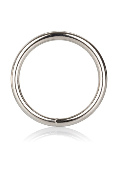 Grote zilveren metalen ring met gladde open cirkelvorm