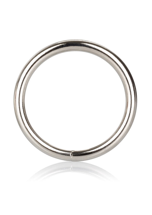 Grote zilveren metalen ring met gladde open cirkelvorm