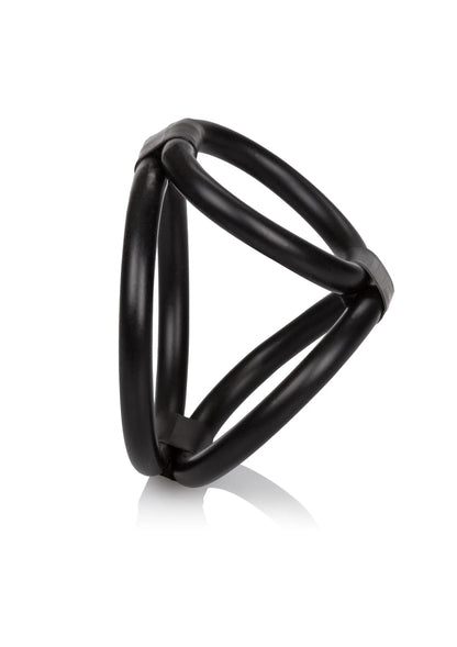 Zwarte cock cage met twee ringen, zicht op de gebogen vorm.