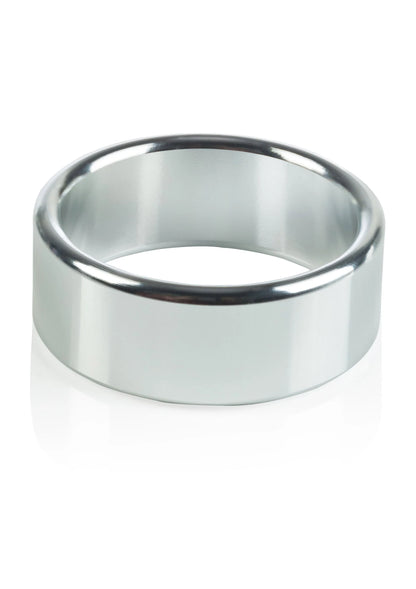 Zilverkleurige metalen ring met glad, glanzend oppervlak en brede band