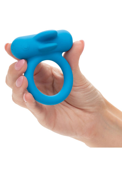 Oplaadbare siliconen ringvibrator in blauw in handen