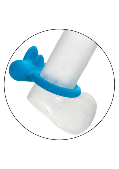Oplaadbare siliconen ringvibrator in blauw tegen een transparante ondergrond