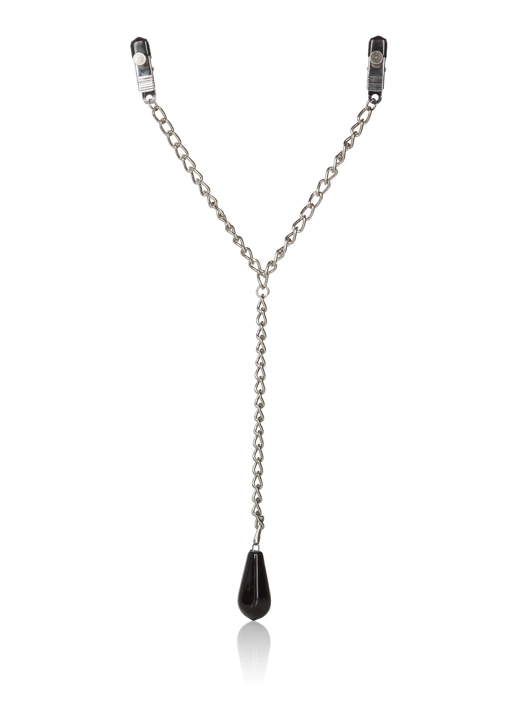 Gewogen tepelklemmen met twee klemmen, zilverkleurige ketting en zwart druppelgewicht aan de ketting.
