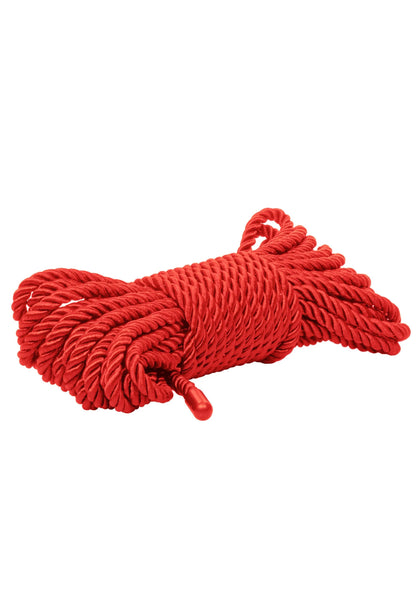 Rode BDSM-rope van CalExotics, los opgevouwen met gedraaide koorduiteinden.