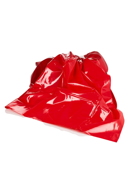 Opgevouwen rode glanzende super sheet met volumineuze plooien