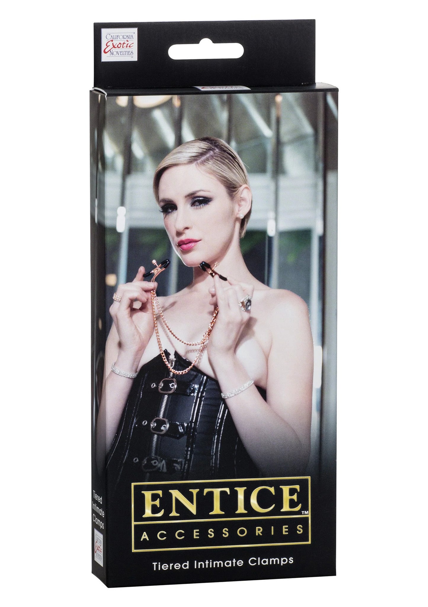Zwarte verpakkingsdoos met model en Entice Accessories tiered intieme klemmen