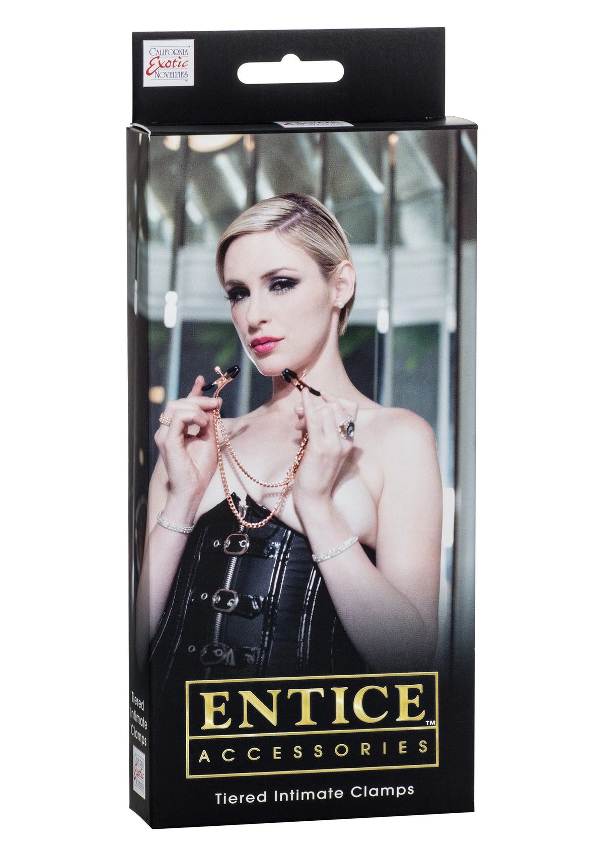 Zwarte verpakkingsdoos met model en Entice Accessories tiered intieme klemmen