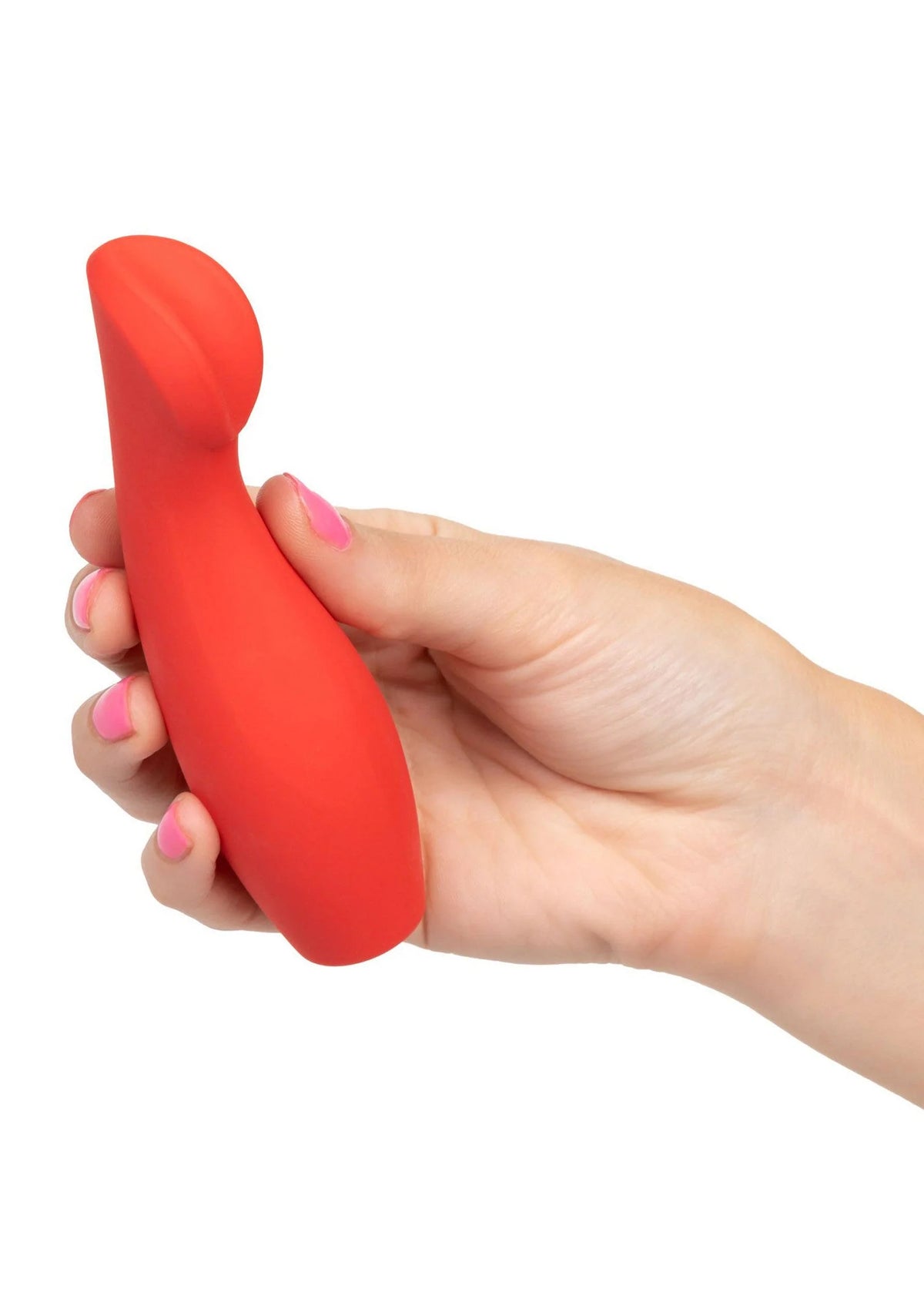 Rode gebogen vibrator in hand, met afgeronde kop en glad oppervlak.