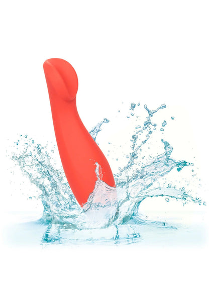 Rode siliconen vibrator in water, met spatten en afgeronde top
