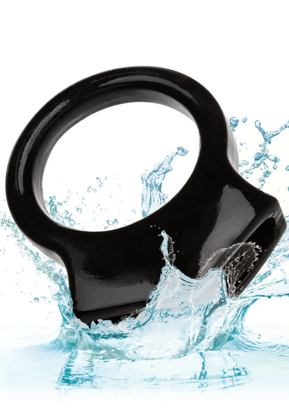 Zwarte cockring met ronde opening en brede basis, glanzende afwerking.