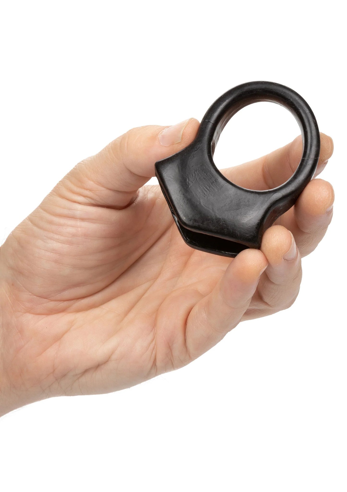 Zwarte cockring in hand, ronde opening met brede, opstaande rand.