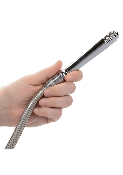 Close-up van hand die een metalen douchehandgreep vasthoudt