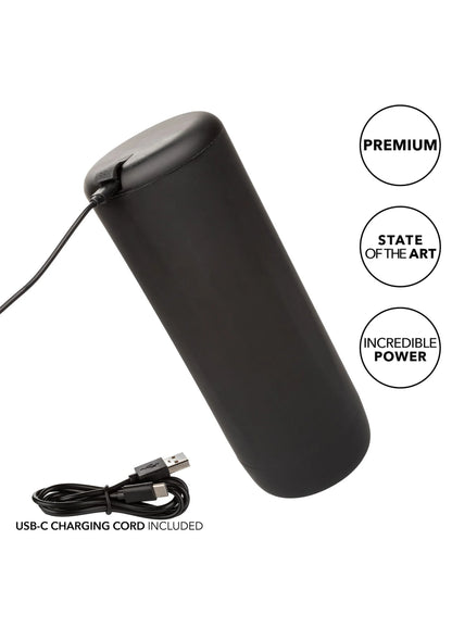 Zwarte, cilindrische vibrator met USB-C laadkabel; bovenop bedieningsknoppen.