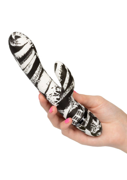 CalExotics dubbele vibratiestok met zebraprint, in hand vastgehouden